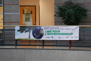 Banderole des syndicats "unis pour l'environnement"